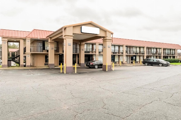 OYO Hotel Bossier City LA - Red River image 1