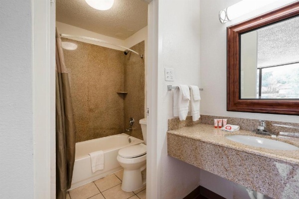 OYO Hotel Bossier City LA - Red River image 30
